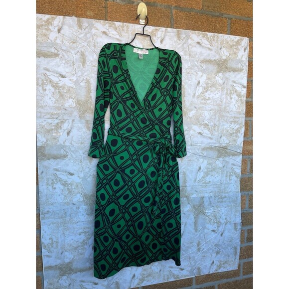 DVF Julian Silk Jersey Wrap Dress – Size 2, Green Geometric Print, 3/4 Sleeves - Picture 5 of 10